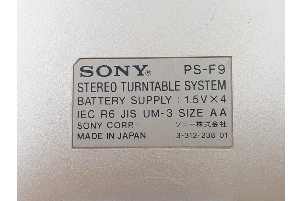 ジャンク品　SONY(ソニー)　フラミンゴ　ステレオターンテーブル　PS-F9　ポータブルプレイヤー　レコードプレーヤー　(R-084905)