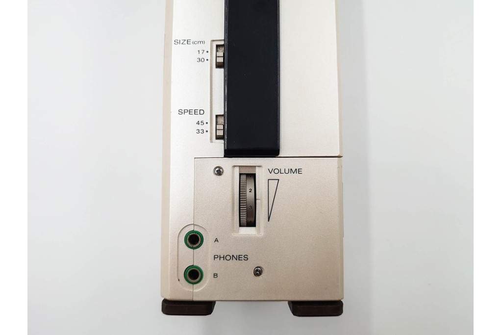 ジャンク品　SONY(ソニー)　フラミンゴ　ステレオターンテーブル　PS-F9　ポータブルプレイヤー　レコードプレーヤー　(R-084905)