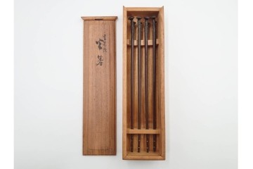 在銘　亀文堂正平造の青銅霊芝頭火箸と明珍宗之作火箸のセット　共箱付き　(R-084908)