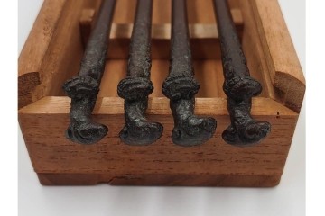 在銘　亀文堂正平造の青銅霊芝頭火箸と明珍宗之作火箸のセット　共箱付き　(R-084908)