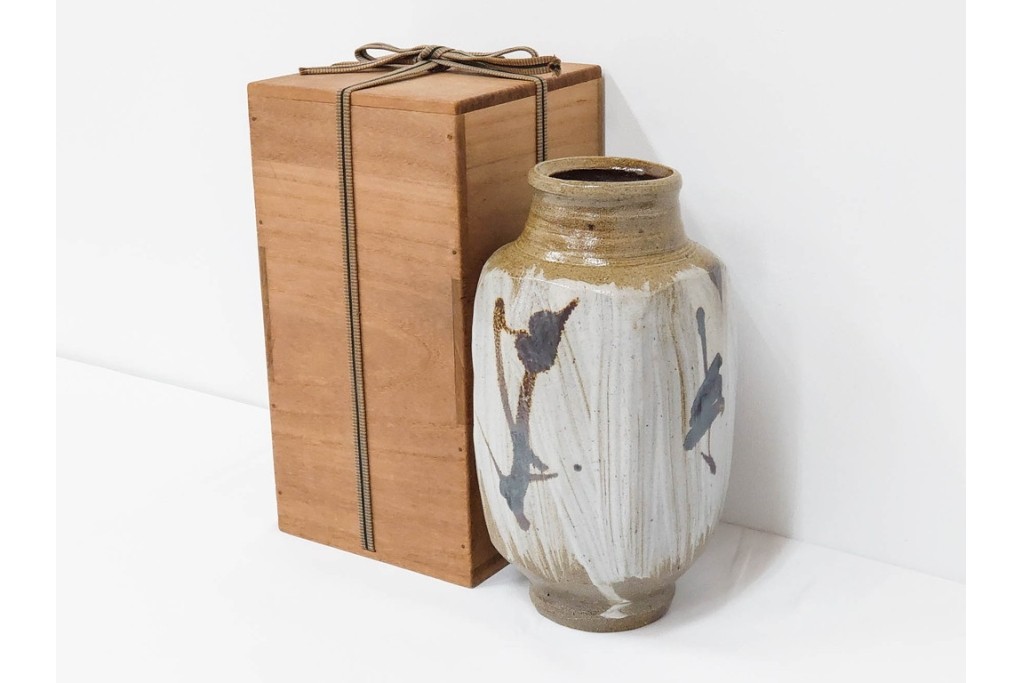 人間国宝　濱田庄司(浜田庄司)　塩釉絵刷毛目　高さ約30cmの益子焼花瓶　共箱付き　(R-084910)