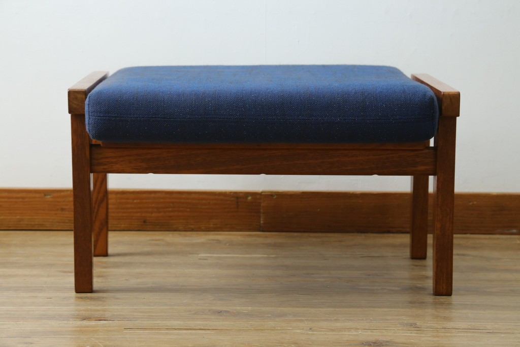 デンマークヴィンテージ　GETAMA(ゲタマ)　Hans J Wegner(ハンス・J・ウェグナー)　GE375　チーク材　端正なフレームデザインのオットマン　(R-084928)
