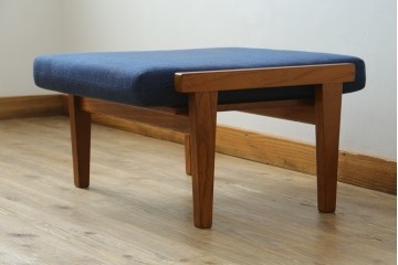 デンマークヴィンテージ　GETAMA(ゲタマ)　Hans J Wegner(ハンス・J・ウェグナー)　GE375　チーク材　端正なフレームデザインのオットマン　(R-084928)