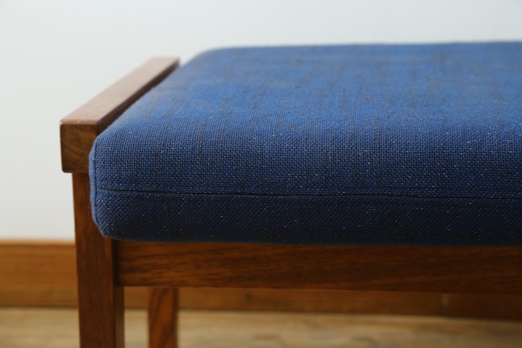デンマークヴィンテージ　GETAMA(ゲタマ)　Hans J Wegner(ハンス・J・ウェグナー)　GE375　チーク材　端正なフレームデザインのオットマン　(R-084928)