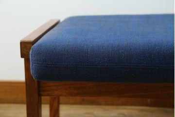 デンマークヴィンテージ　GETAMA(ゲタマ)　Hans J Wegner(ハンス・J・ウェグナー)　GE375　チーク材　端正なフレームデザインのオットマン　(R-084928)