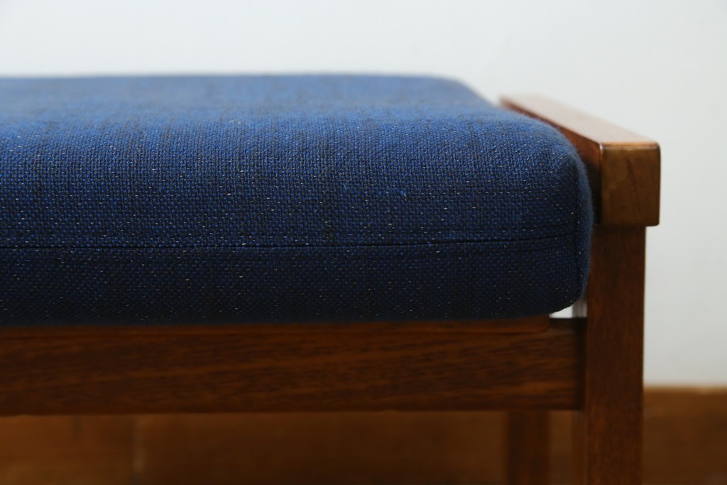 デンマークヴィンテージ　GETAMA(ゲタマ)　Hans J Wegner(ハンス・J・ウェグナー)　GE375　チーク材　端正なフレームデザインのオットマン　(R-084928)