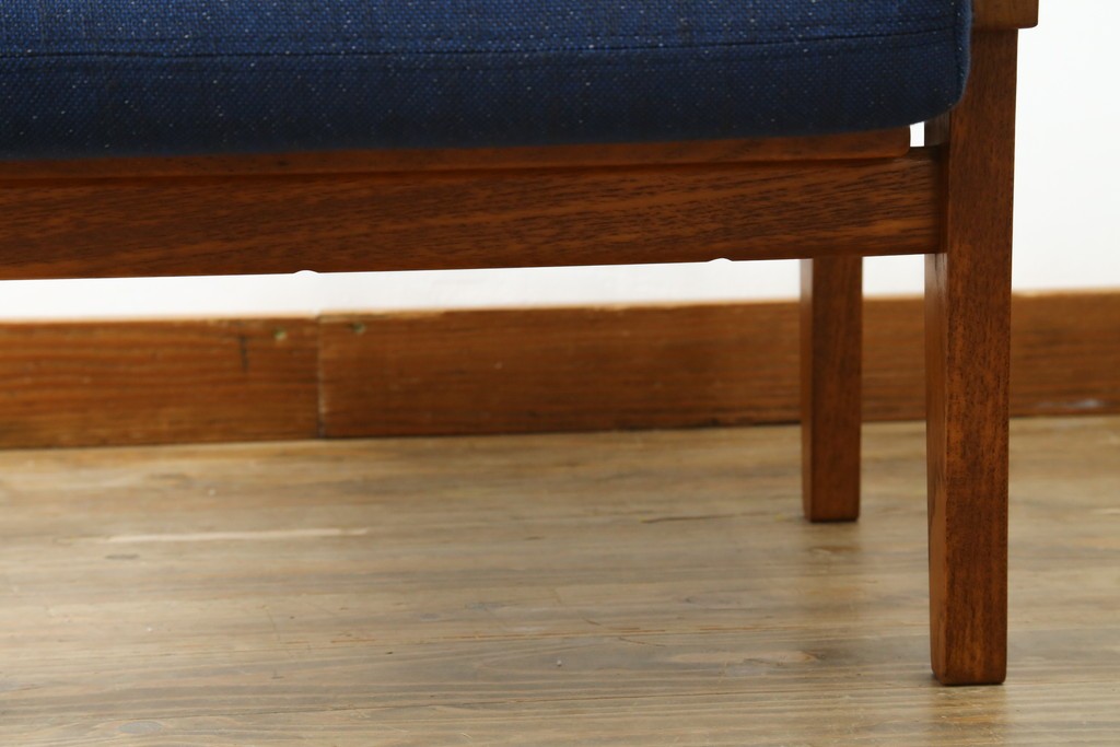 デンマークヴィンテージ　GETAMA(ゲタマ)　Hans J Wegner(ハンス・J・ウェグナー)　GE375　チーク材　端正なフレームデザインのオットマン　(R-084928)