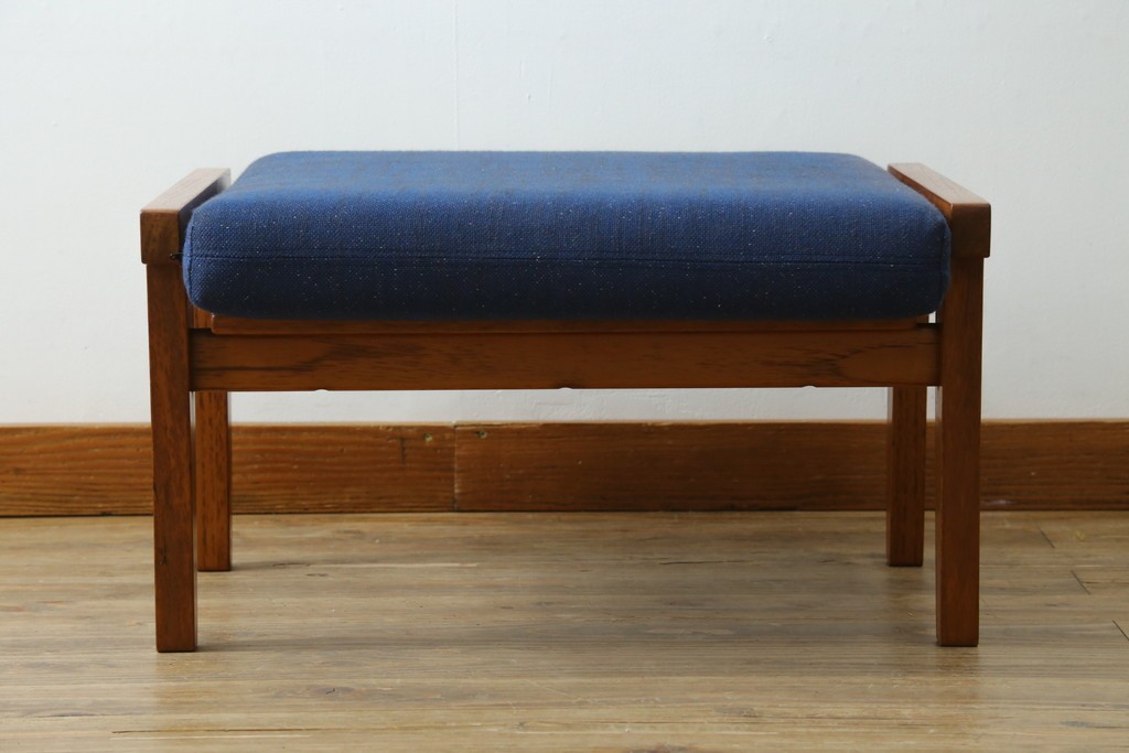 デンマークヴィンテージ　GETAMA(ゲタマ)　Hans J Wegner(ハンス・J・ウェグナー)　GE375　チーク材　端正なフレームデザインのオットマン　(R-084928)