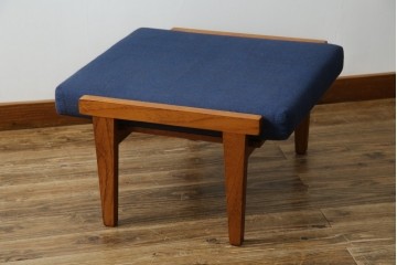 デンマークヴィンテージ　GETAMA(ゲタマ)　Hans J Wegner(ハンス・J・ウェグナー)　GE375　チーク材　端正なフレームデザインのオットマン　(R-084928)