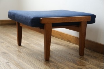 デンマークヴィンテージ　GETAMA(ゲタマ)　Hans J Wegner(ハンス・J・ウェグナー)　GE375　チーク材　端正なフレームデザインのオットマン　(R-084928)