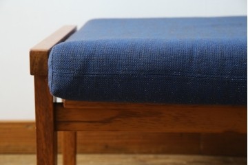 デンマークヴィンテージ　GETAMA(ゲタマ)　Hans J Wegner(ハンス・J・ウェグナー)　GE375　チーク材　端正なフレームデザインのオットマン　(R-084928)