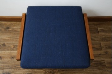 デンマークヴィンテージ　GETAMA(ゲタマ)　Hans J Wegner(ハンス・J・ウェグナー)　GE375　チーク材　端正なフレームデザインのオットマン　(R-084928)