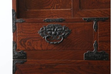 和製ヴィンテージ　美品!!　前面(欅材)　上杢目　手打ち金具が素敵な木地呂塗りの仙台箪笥ローボード　(R-084930)