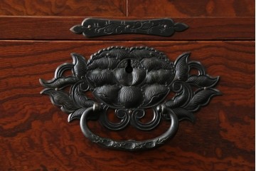 和製ヴィンテージ　美品!!　前面(欅材)　上杢目　手打ち金具が素敵な木地呂塗りの仙台箪笥ローボード　(R-084930)