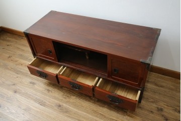 和製ヴィンテージ　美品!!　前面(欅材)　上杢目　手打ち金具が素敵な木地呂塗りの仙台箪笥ローボード　(R-084930)