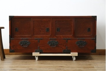 和製ヴィンテージ　美品!!　前面(欅材)　上杢目　手打ち金具が素敵な木地呂塗りの仙台箪笥ローボード　(R-084930)