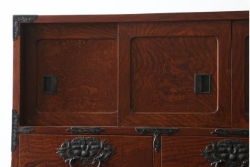 和製ヴィンテージ　美品!!　前面(欅材)　上杢目　手打ち金具が素敵な木地呂塗りの仙台箪笥ローボード　(R-084930)