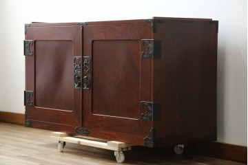 《天板取り付け加工費込み》　和製ヴィンテージ　美品!!　前面(欅材)　上杢目　手打ち金具が素敵な木地呂塗りの観音開き仙台箪笥　(R-084931)