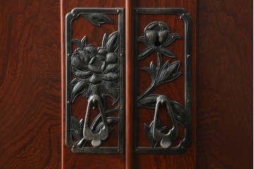 《天板取り付け加工費込み》　和製ヴィンテージ　美品!!　前面(欅材)　上杢目　手打ち金具が素敵な木地呂塗りの観音開き仙台箪笥　(R-084931)