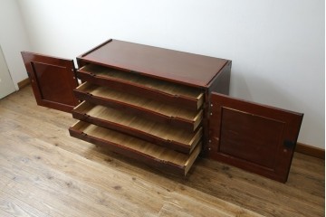 《天板取り付け加工費込み》　和製ヴィンテージ　美品!!　前面(欅材)　上杢目　手打ち金具が素敵な木地呂塗りの観音開き仙台箪笥　(R-084931)