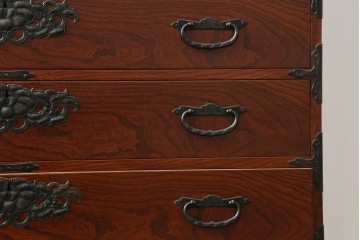 《天板取り付け加工費込み》　和製ヴィンテージ　美品!!　前面(欅材)　上杢目　手打ち金具が素敵な木地呂塗りの仙台箪笥　(R-084932)