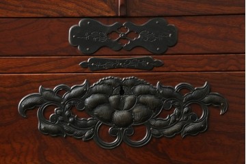 《天板取り付け加工費込み》　和製ヴィンテージ　美品!!　前面(欅材)　上杢目　手打ち金具が素敵な木地呂塗りの仙台箪笥　(R-084932)