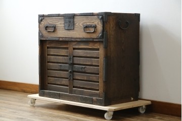 和製アンティーク　希少な総栗材!　太い横桟が目を引く越後(現在の新潟県)の帳場箪笥　(R-084936)