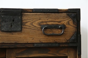 和製アンティーク　希少な総栗材!　太い横桟が目を引く越後(現在の新潟県)の帳場箪笥　(R-084936)