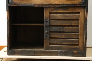 和製アンティーク　希少な総栗材!　太い横桟が目を引く越後(現在の新潟県)の帳場箪笥　(R-084936)