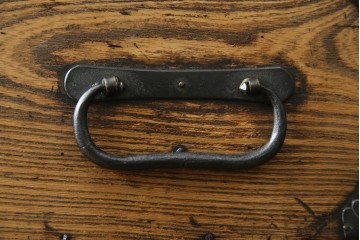 和製アンティーク　希少な総栗材!　太い横桟が目を引く越後(現在の新潟県)の帳場箪笥　(R-084936)