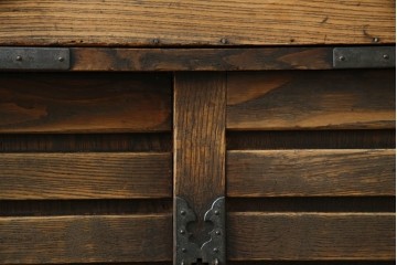 和製アンティーク　希少な総栗材!　太い横桟が目を引く越後(現在の新潟県)の帳場箪笥　(R-084936)