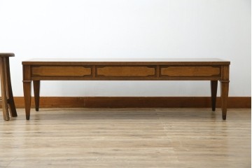 中古　DREXEL HERITAGE(ドレクセルヘリテイジ)　Triune(トライユン)　マホガニー材　クラシカルな佇まいのカクテルテーブル　(R-084937)