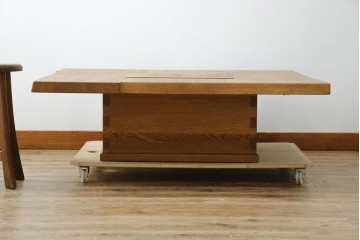 中古　国産　職人手作り　ナラ材　天板の鋸目(のこめ)仕上げの意匠がおしゃれな囲炉裏テーブル　(R-084940)