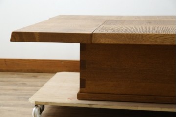 中古　国産　職人手作り　ナラ材　天板の鋸目(のこめ)仕上げの意匠がおしゃれな囲炉裏テーブル　(R-084940)