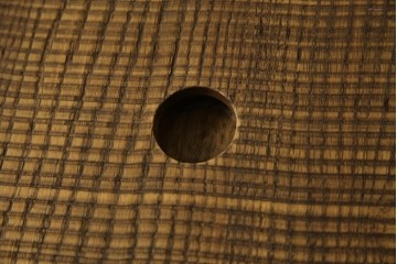 中古　国産　職人手作り　ナラ材　天板の鋸目(のこめ)仕上げの意匠がおしゃれな囲炉裏テーブル　(R-084940)