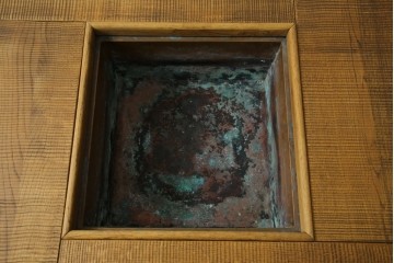 中古　国産　職人手作り　ナラ材　天板の鋸目(のこめ)仕上げの意匠がおしゃれな囲炉裏テーブル　(R-084940)