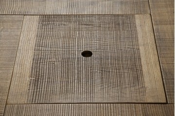 中古　国産　職人手作り　ナラ材　天板の鋸目(のこめ)仕上げの意匠がおしゃれな囲炉裏テーブル　(R-084940)