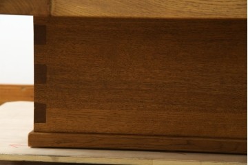 中古　国産　職人手作り　ナラ材　天板の鋸目(のこめ)仕上げの意匠がおしゃれな囲炉裏テーブル　(R-084940)