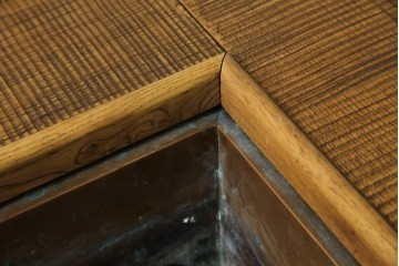 中古　国産　職人手作り　ナラ材　天板の鋸目(のこめ)仕上げの意匠がおしゃれな囲炉裏テーブル　(R-084940)