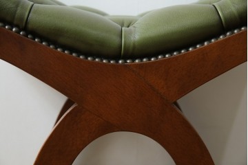 中古　超美品!!　スペイン製　バロッサバレンティ(VARO,S.A. VALENTI)　本革(レザー)　クラシカルな空間演出に活躍するオットマン　定価約16万2千円相当　(R-084942)