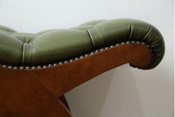 中古　超美品!!　スペイン製　バロッサバレンティ(VARO,S.A. VALENTI)　本革(レザー)　クラシカルな空間演出に活躍するオットマン　定価約16万2千円相当　(R-084942)