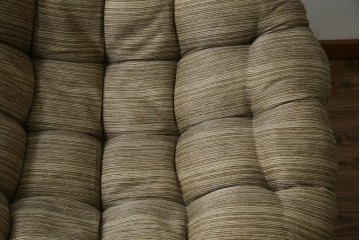 中古　美品　ACME Furniture(アクメファニチャー)　WICKER(ウィッカー)　ラタンフレームと柔らかなファブリックの素材感が魅力のイージーチェア　(R-084944)