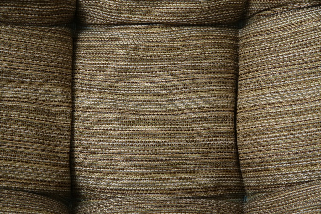 中古　美品　ACME Furniture(アクメファニチャー)　WICKER(ウィッカー)　ラタンフレームと柔らかなファブリックの素材感が魅力のイージーチェア　(R-084944)