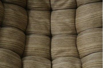 中古　美品　ACME Furniture(アクメファニチャー)　WICKER(ウィッカー)　ラタンフレームと柔らかなファブリックの素材感が魅力のイージーチェア　(R-084944)