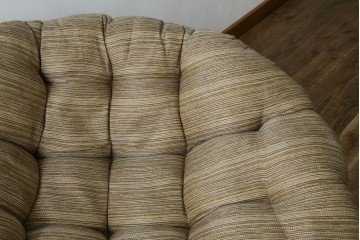 中古　美品　ACME Furniture(アクメファニチャー)　WICKER(ウィッカー)　ラタンフレームと柔らかなファブリックの素材感が魅力のイージーチェア　(R-084944)