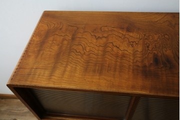 和製ヴィンテージ　上手物　総欅材　上杢が映える漆塗りの指物工芸茶箪笥　(R-084945)