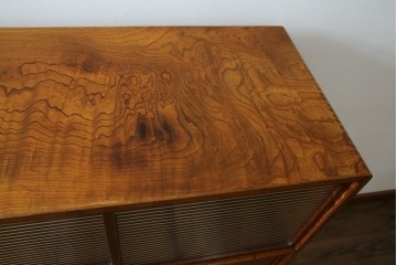 和製ヴィンテージ　上手物　総欅材　上杢が映える漆塗りの指物工芸茶箪笥　(R-084945)