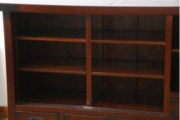 中古　美品　ニレ材　格子戸と黒金具が和の趣を添える水屋箪笥サイドボード　(R-084946)