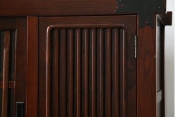 中古　美品　ニレ材　格子戸と黒金具が和の趣を添える水屋箪笥サイドボード　(R-084946)