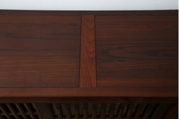 中古　美品　ニレ材　格子戸と黒金具が和の趣を添える水屋箪笥サイドボード　(R-084946)